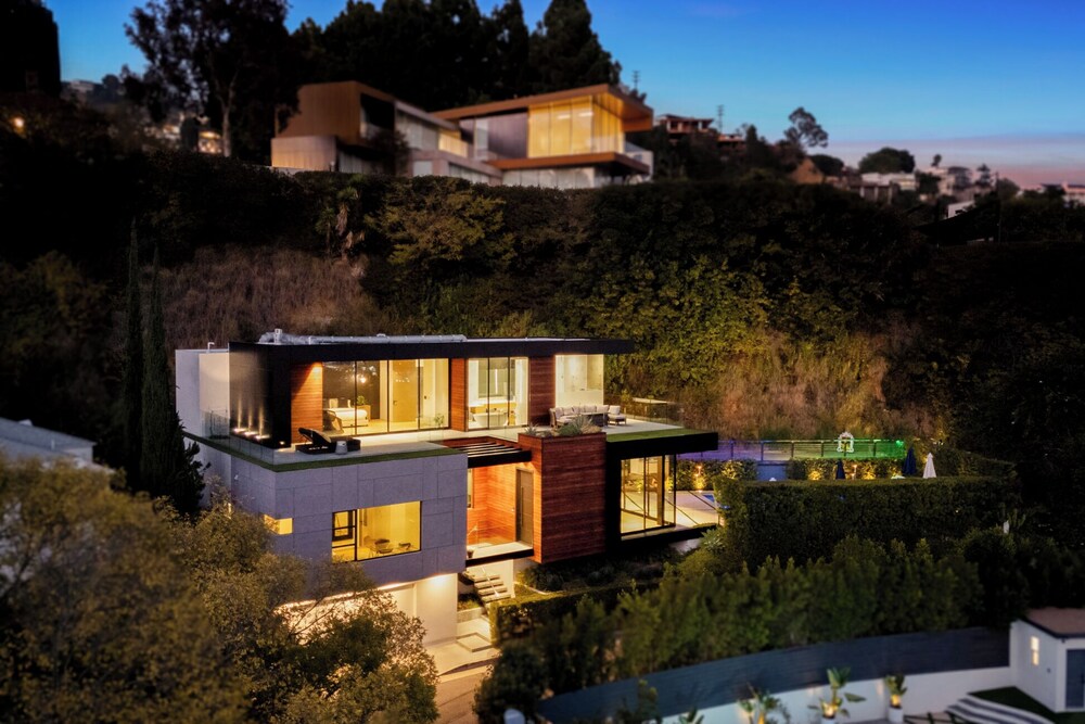 Belfast Estate - Mid-century Meets Modern - Luxe Poolside Villa