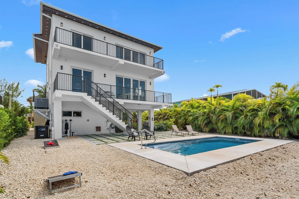 Isla Luna Waterfront Oasis Pool Dock Kayaks