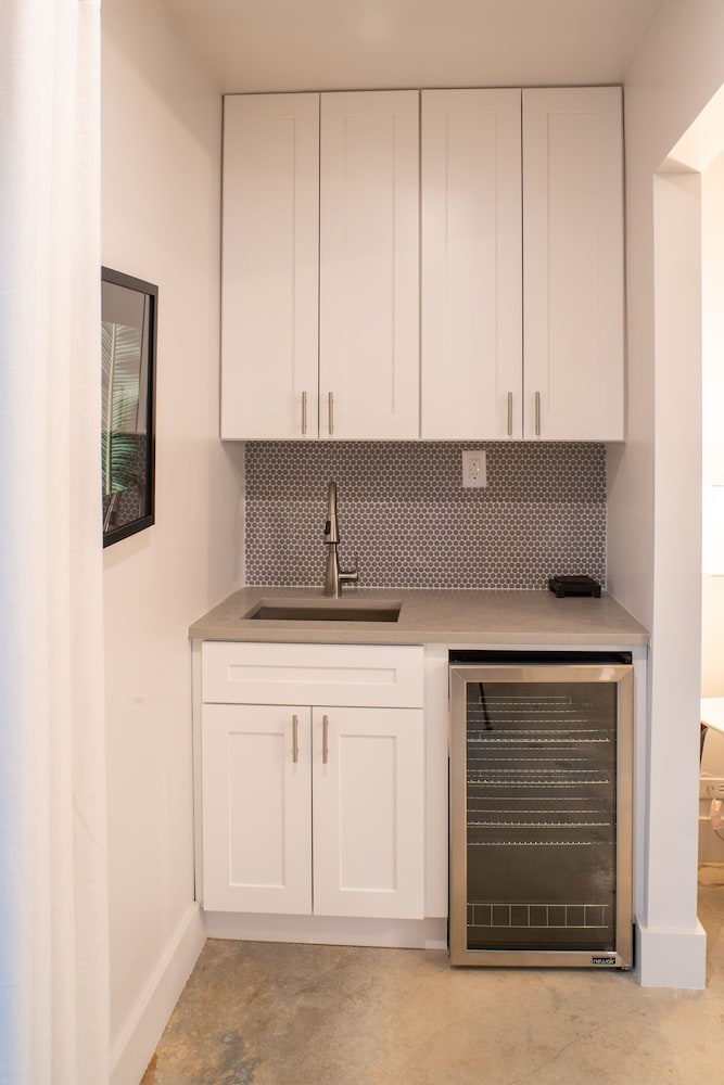 Walk to Wilton Drive - Spacious Quiet Villa 2 HOT TUB