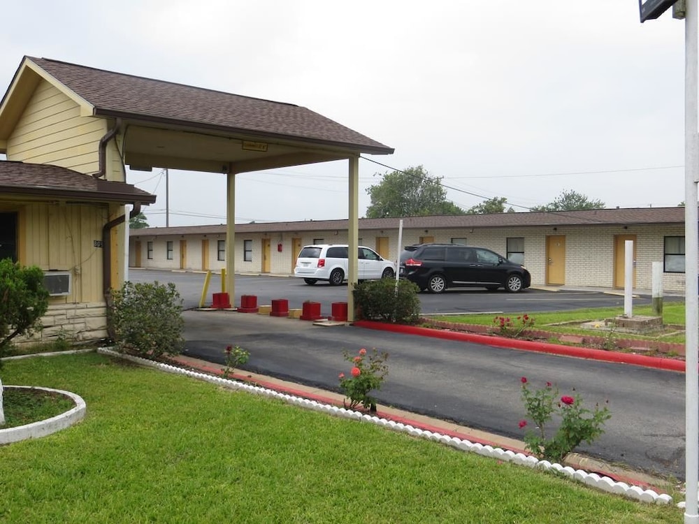 Travel Inn  Suites - Property Image 11