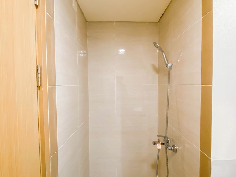 Modern Look And Restful 3Br At Meikarta Apartment