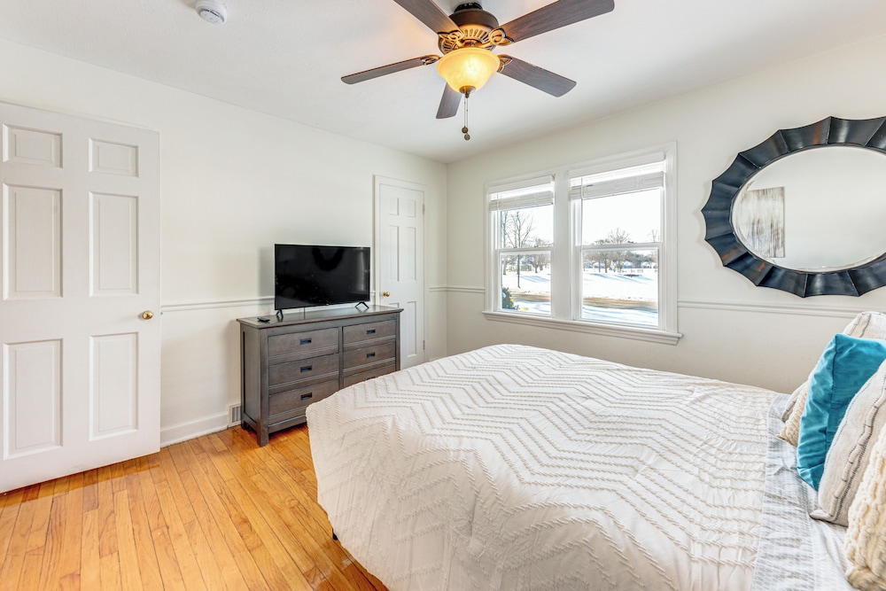 3 Mi to Hospitals: Inviting Rockford Home w/ Yard!