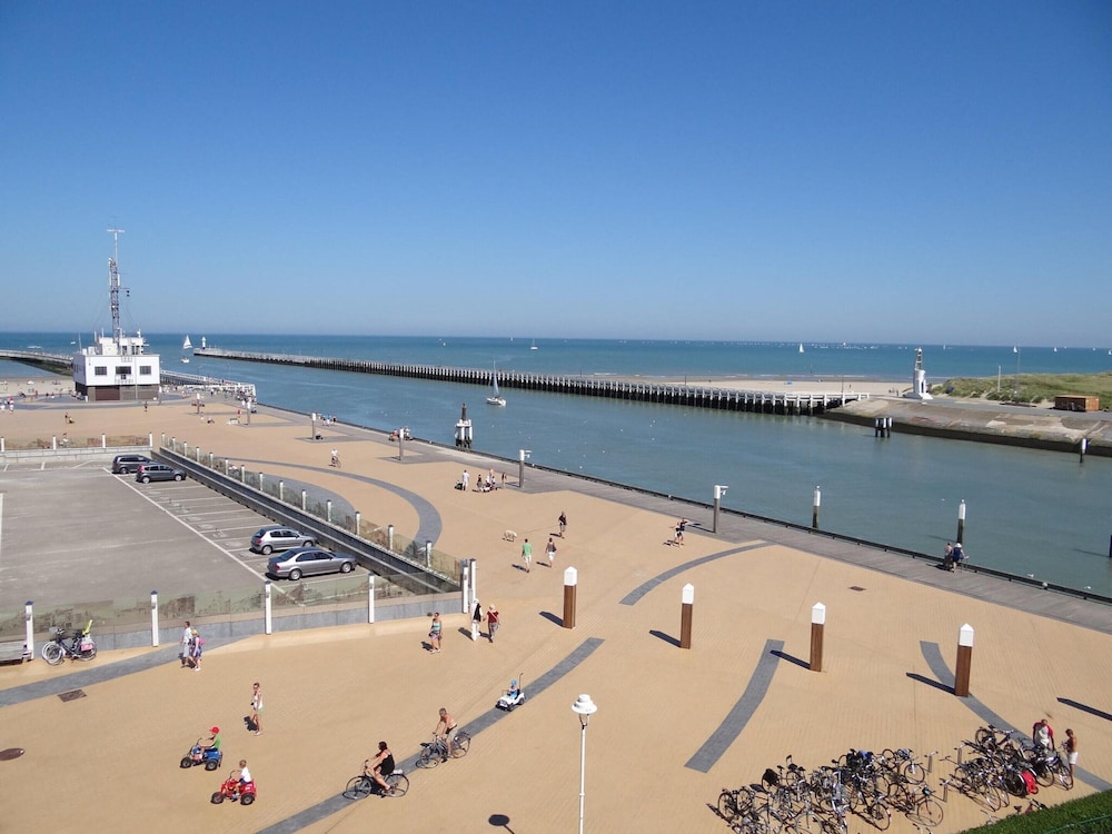 Attic Apartment Nieuwpoort by the Sea Wall