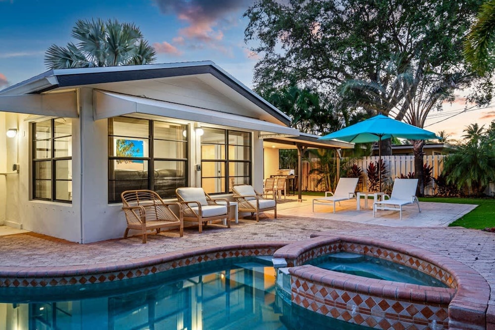 Tropical Getaway Heated Pool Patio Retreat