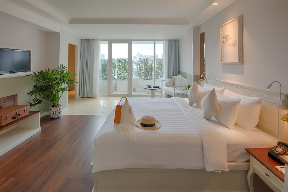 Au Lac Charner Hotel 10