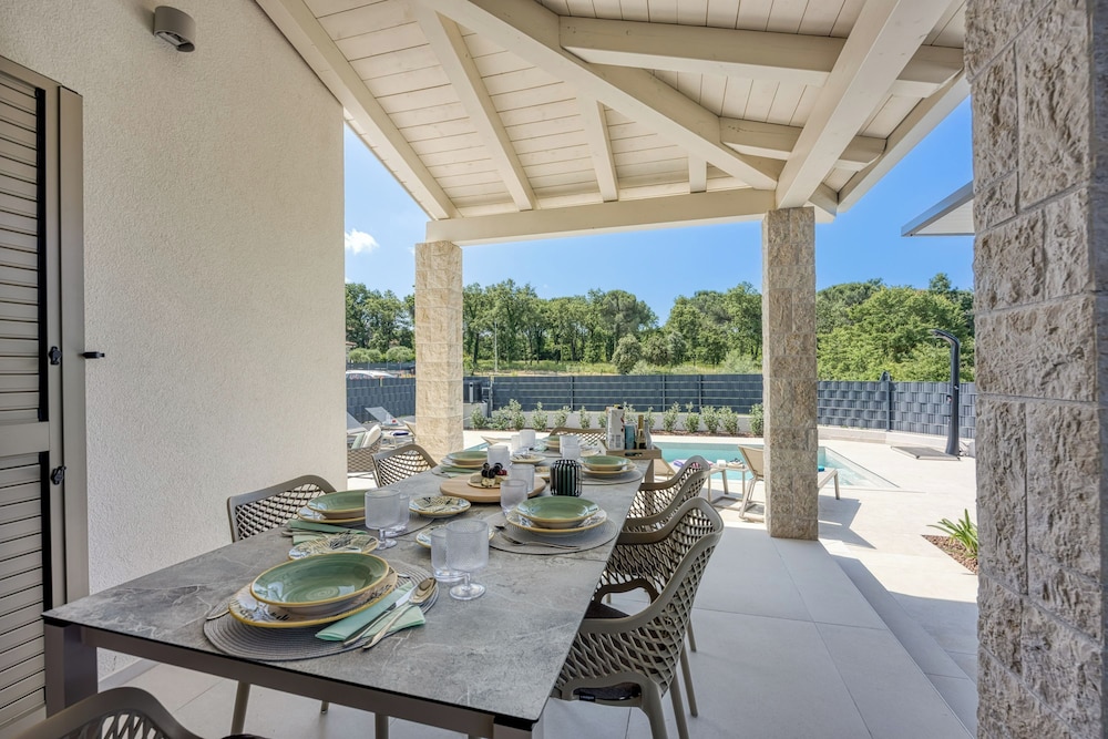 Villa Aria With Pool and Whirlpool