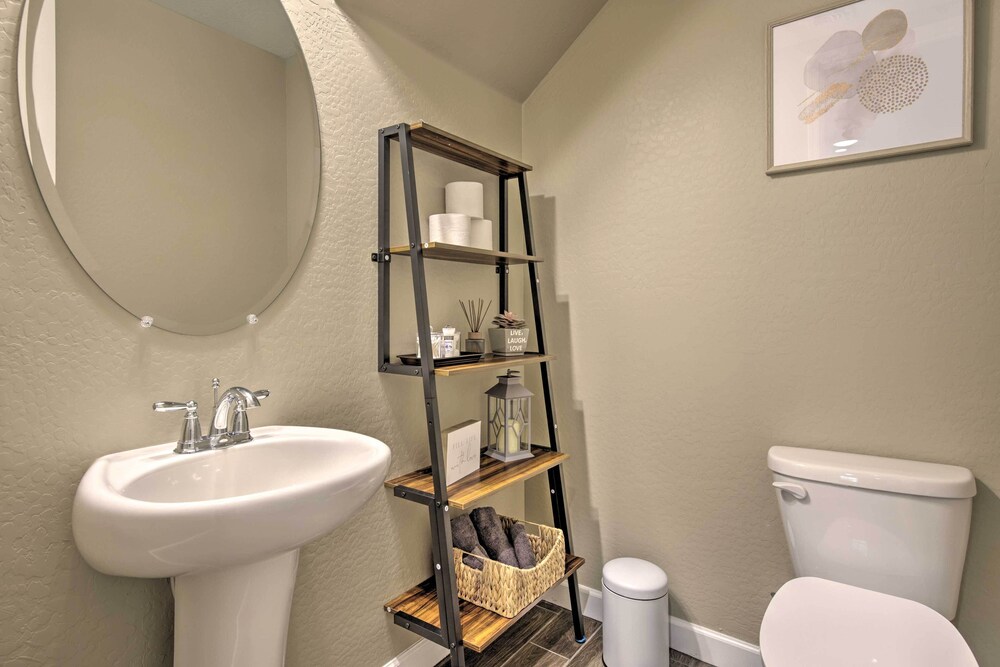 Lovely Mesa Townhome w/ Pool & Hot Tub Access