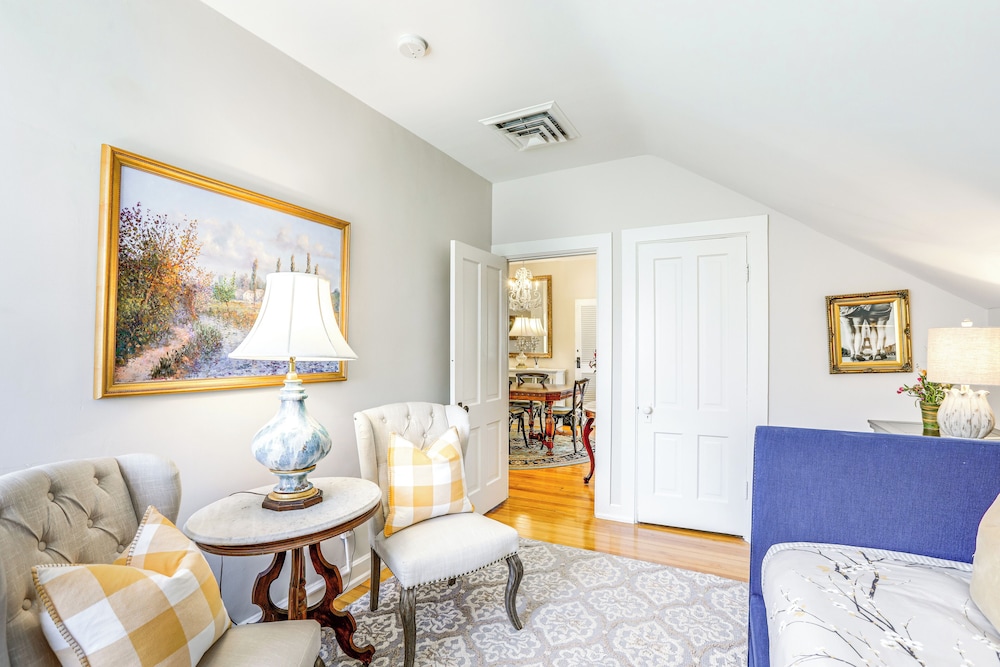 Historic French Consulate in Cap Hill w/ Yard