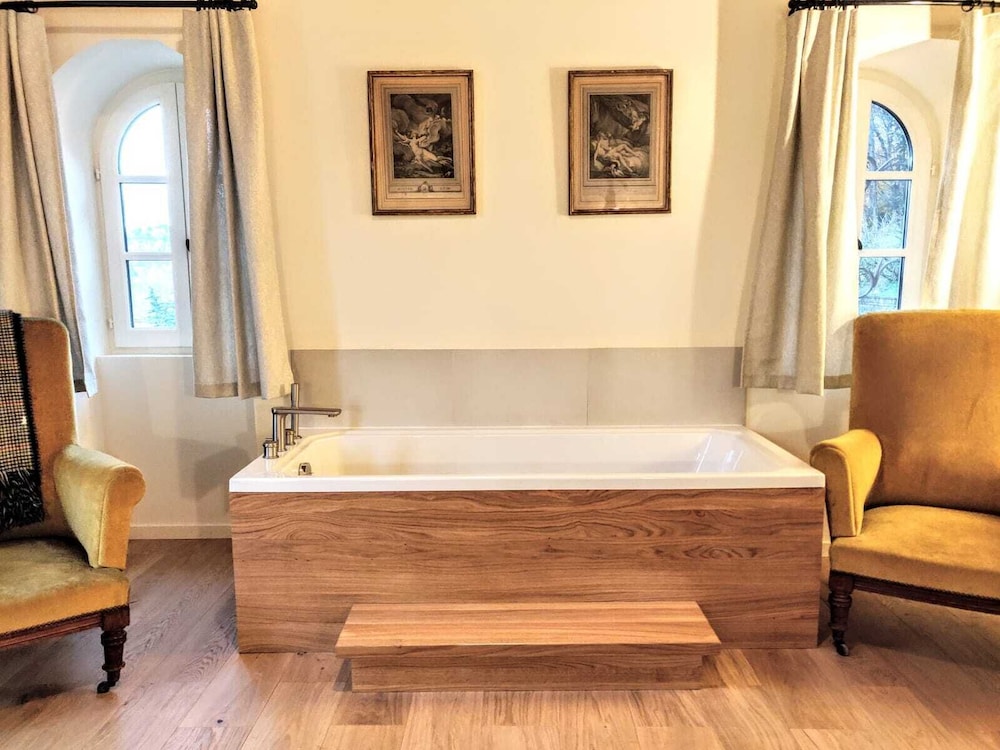 Lyon Country House - Tour de Garde
