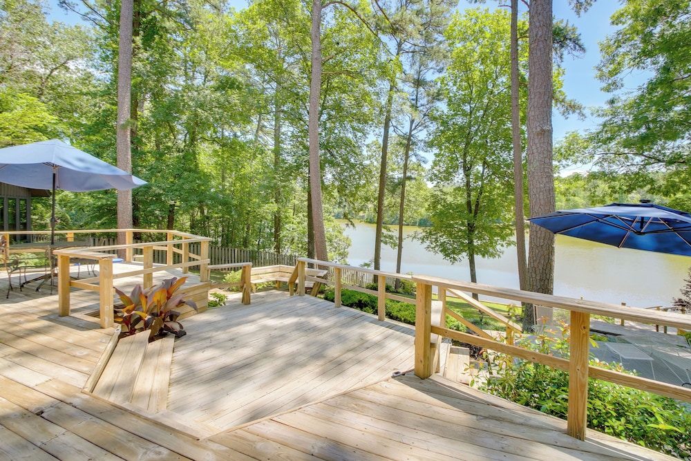 Secluded Lake Hamilton Access: Hot Springs Home