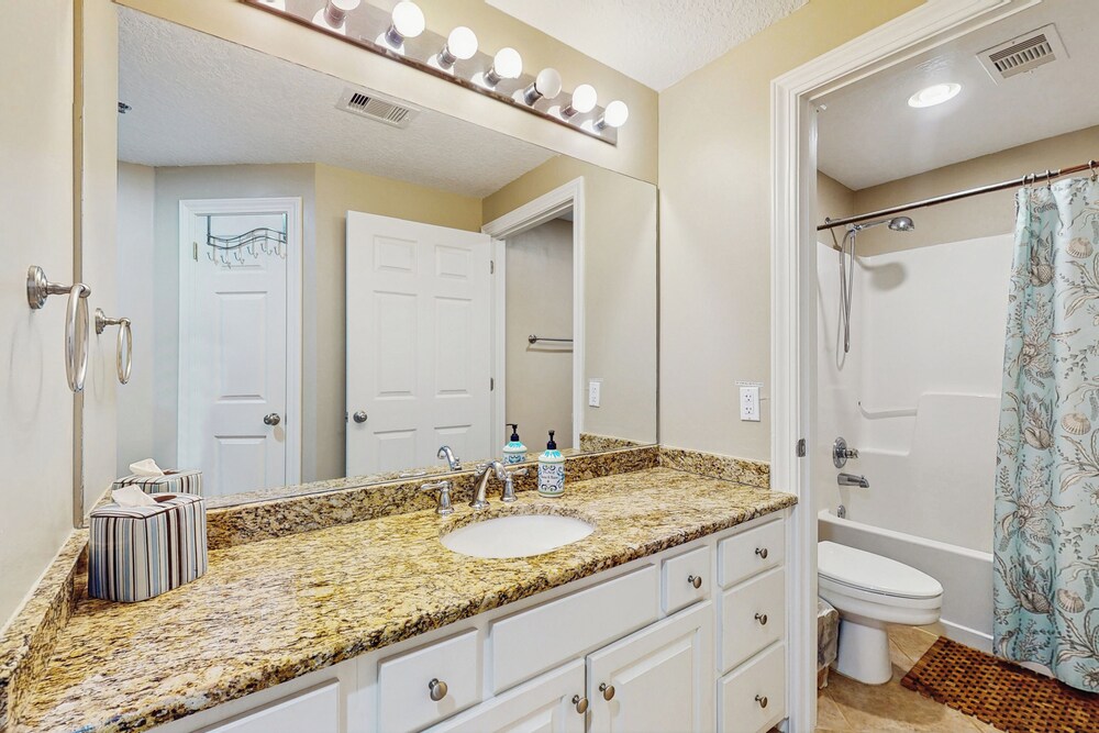 4BR Condo w/ Gulf Views & Amenities