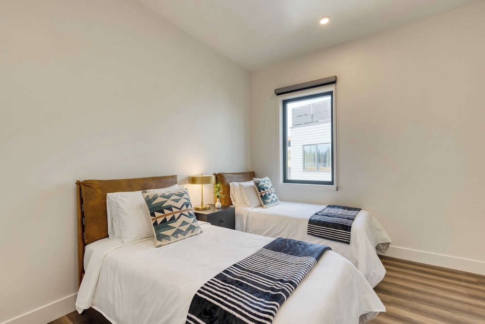 Sleeps 40! 8 Modern Units/20 Bdrs w/ Deck+hot Tub, 10mins to Downtown & Old Bend