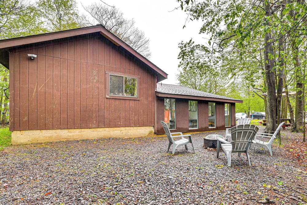 Pool & Lake Access: Family Poconos Cabin w/ Deck