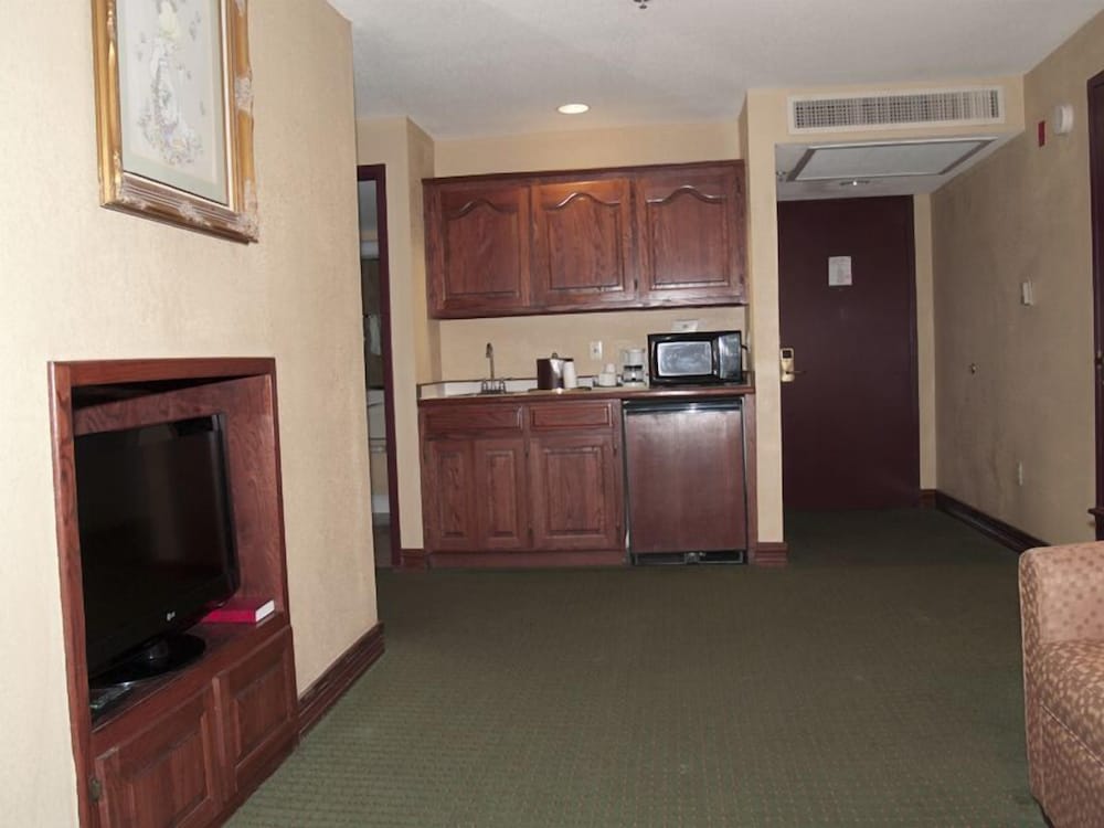 Quality Inn & Suites Carthage near Precious Moments Chapel