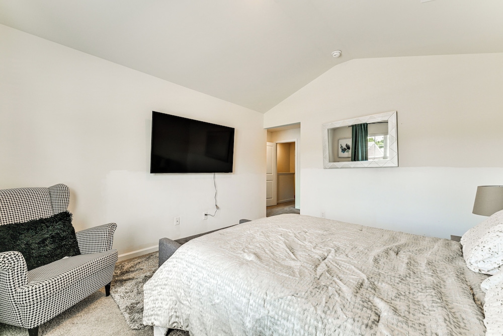 7 Mi to Uptown - Pet-friendly 2-story Townhome!