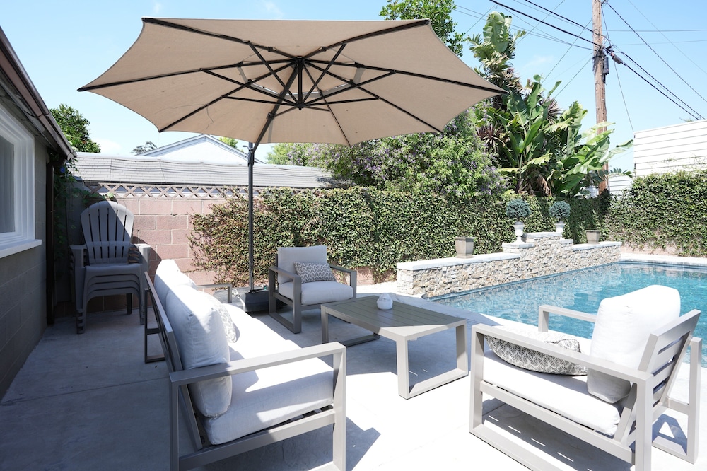 Designer decorated 6 bedroom 4 bath pool home