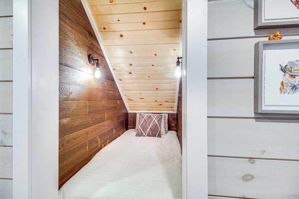 Hot Tub & Movie Room: Updated Cabin in Ellijay!