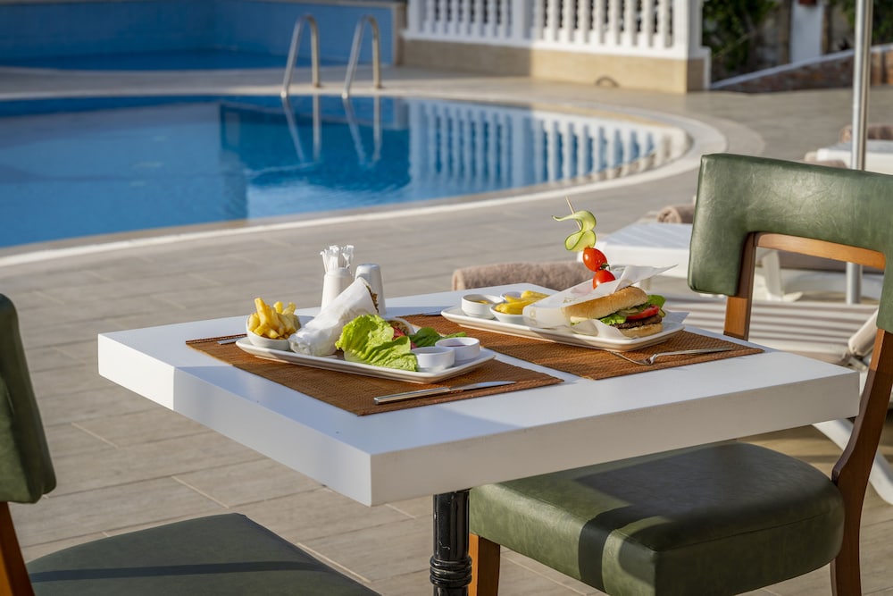 Queen Boutique Hotel - Image 60