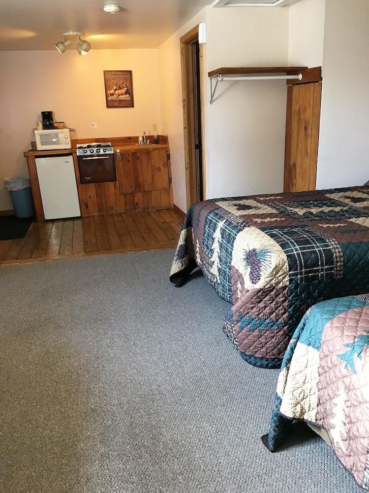 Tenderfoot Cabins & Motel