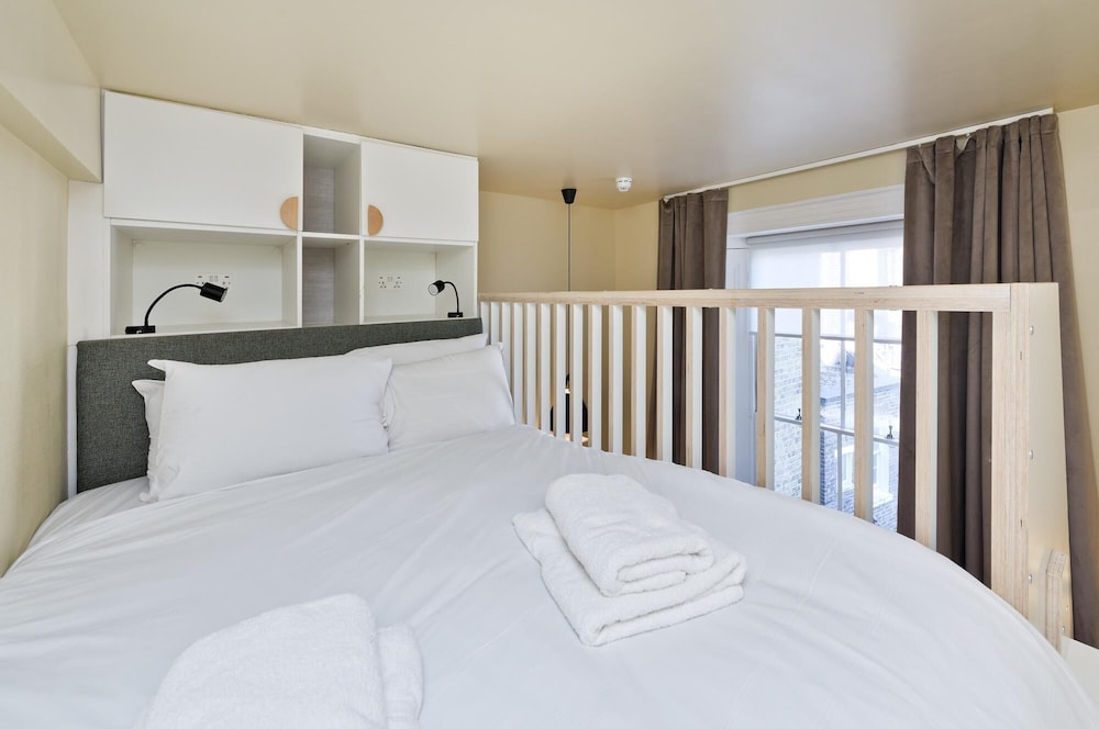 Stylish Mezzanine Studio in Leafy Primrose Hill