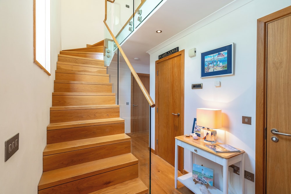 10 Maritime House