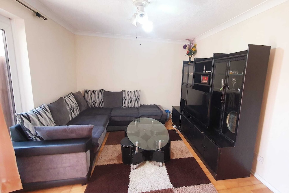 Remarkable 1-bed Flat in Slough, Near Farnham Road view 5