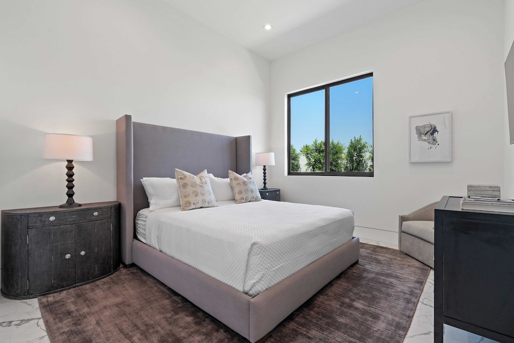 Sleeps 23 Pool, Hot Tub & Putting Green Minutes to Golf & Dining Bravo Villa #7 by Avantstay