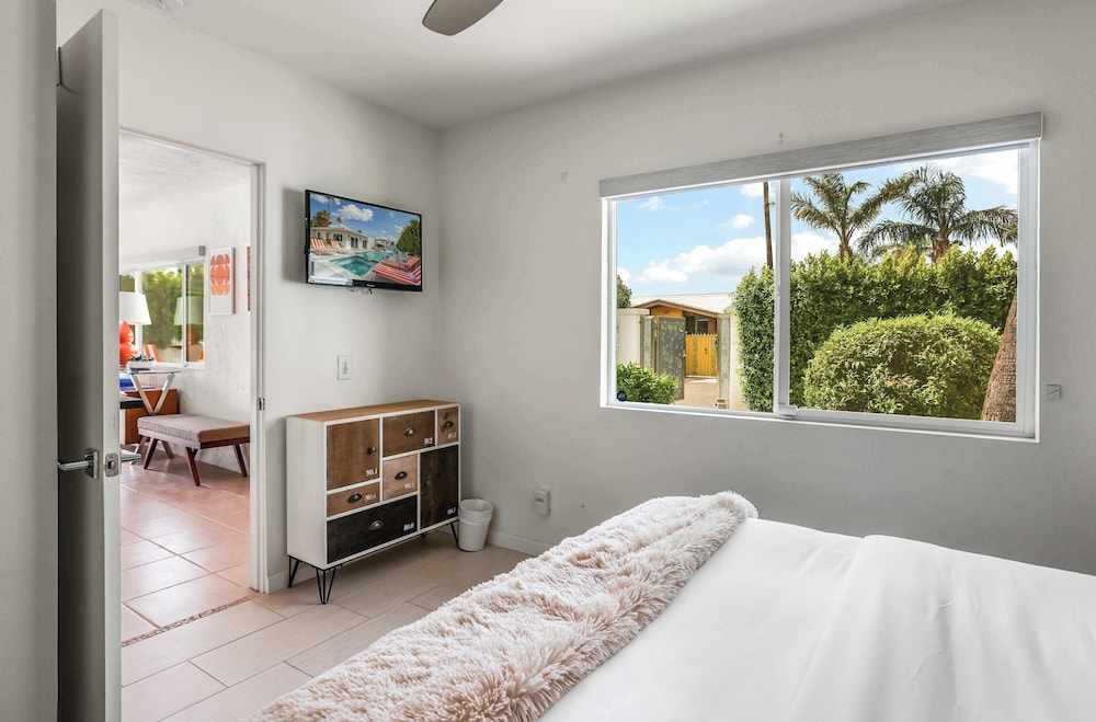 Villa L'orange Pool and Hot Tubs