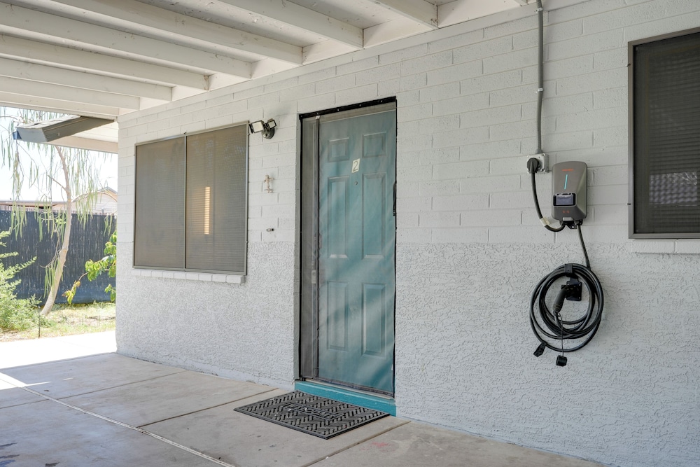 3 Mi to Roosevelt Row Arts District: Apt w/ Patio