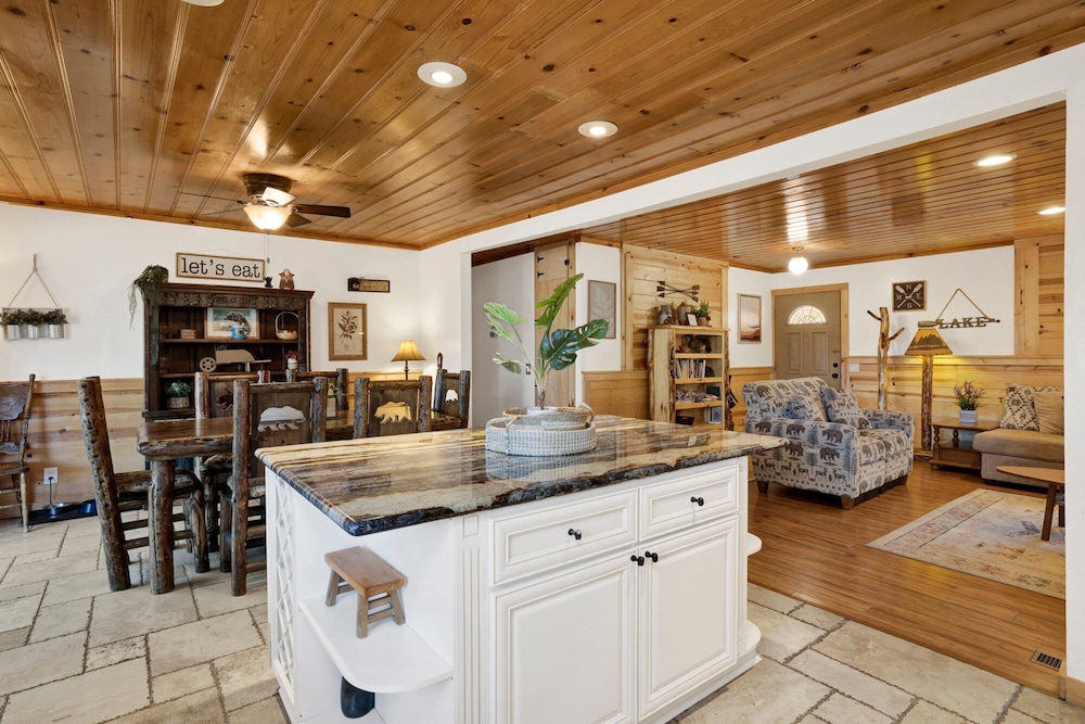 Entertainment Cabin #610
