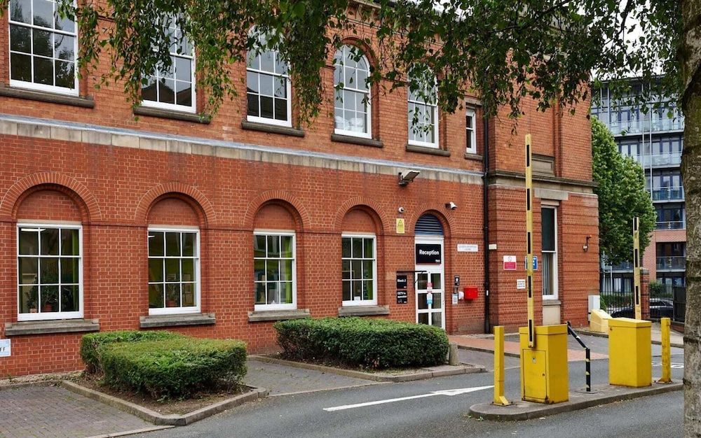 Queen's Hospital Close