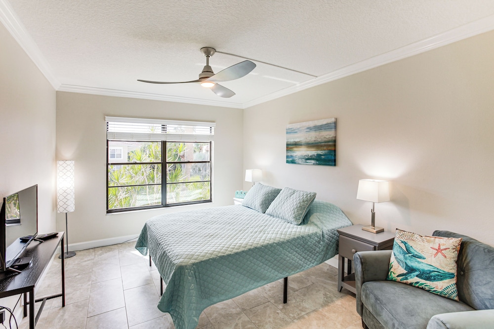 8 Mi to Beach: Modern Condo in Fort Myers!