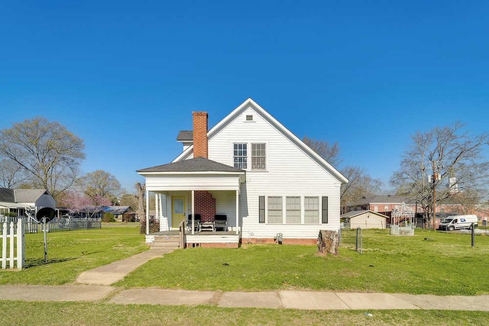 10 Mi to Caddo Lake: Charming Cottage in Vivian!