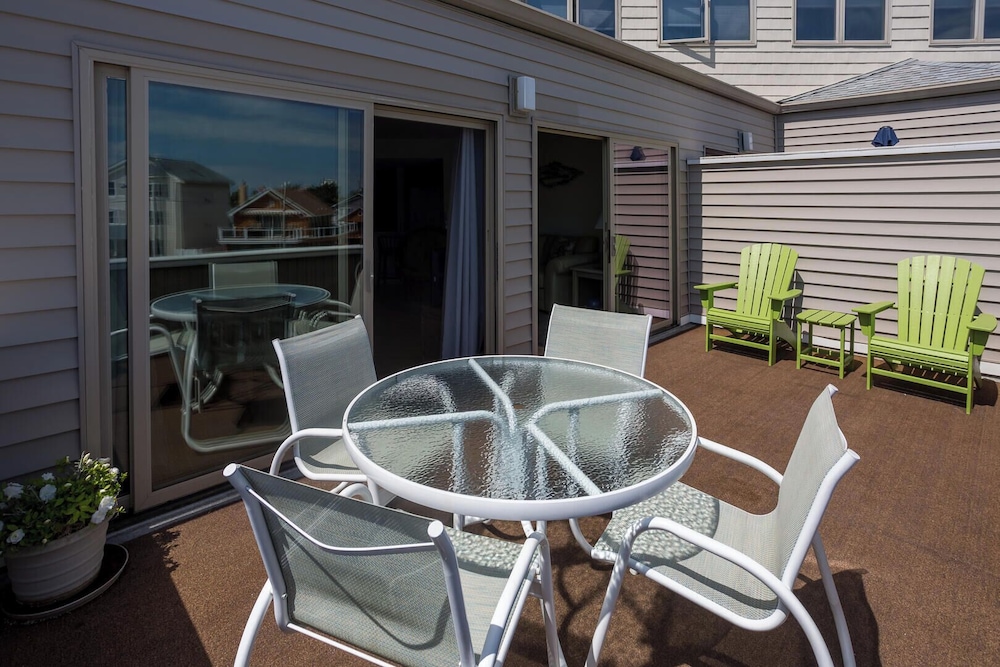 Mariners Court 204