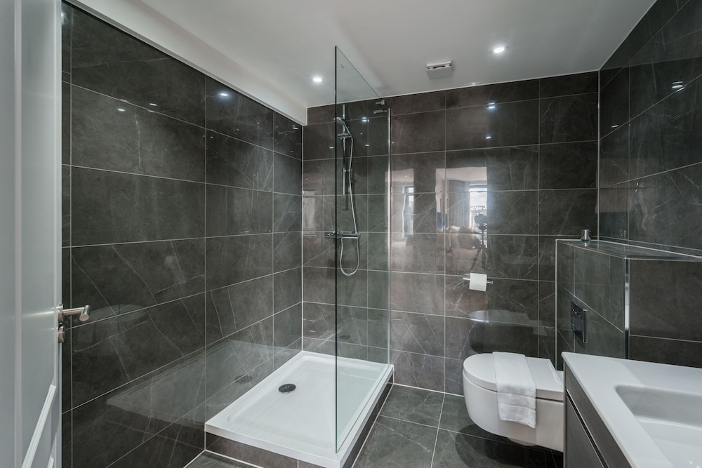 The Carlyle - Elegant Serviced Apartments