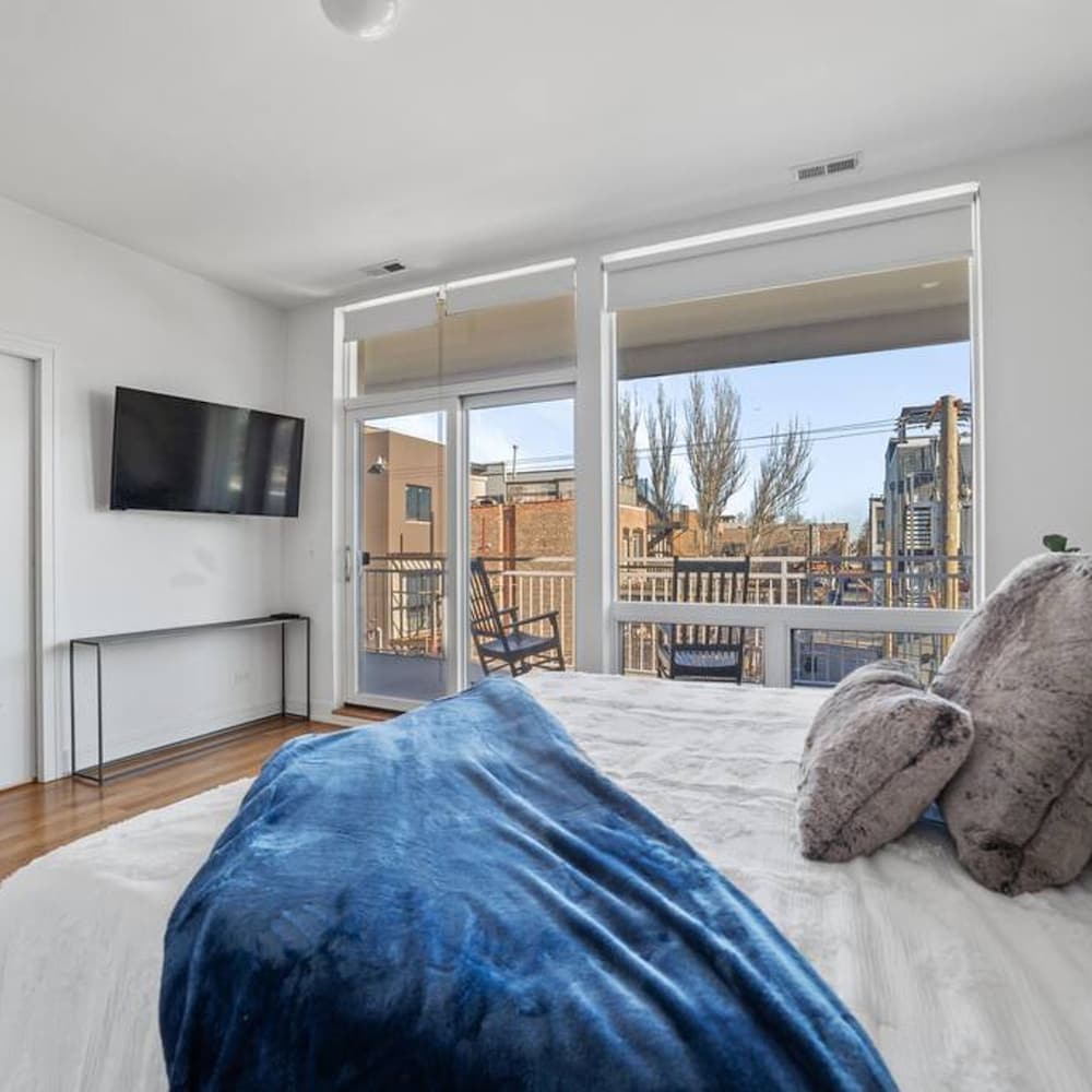 4-bedroom Condo Near Fulton Market w Rooftop