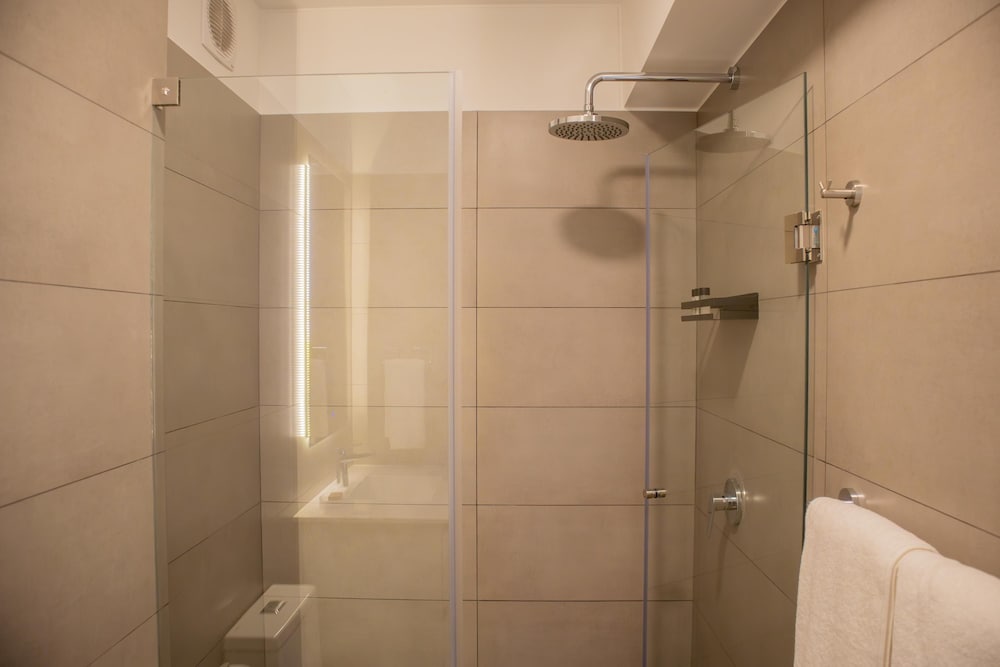 w Inviting 2BR w Balcony in Lively Miraflores