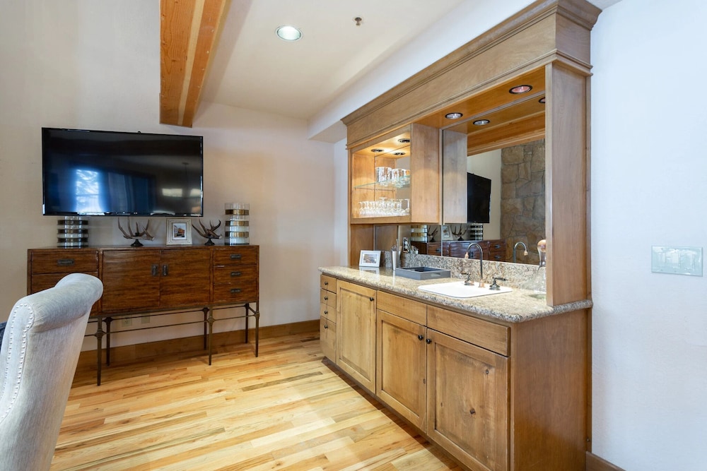 Sterling Lodge at Deer Valley Resort - Three Bedroom Condo with Hot Tub #108 3 Condo