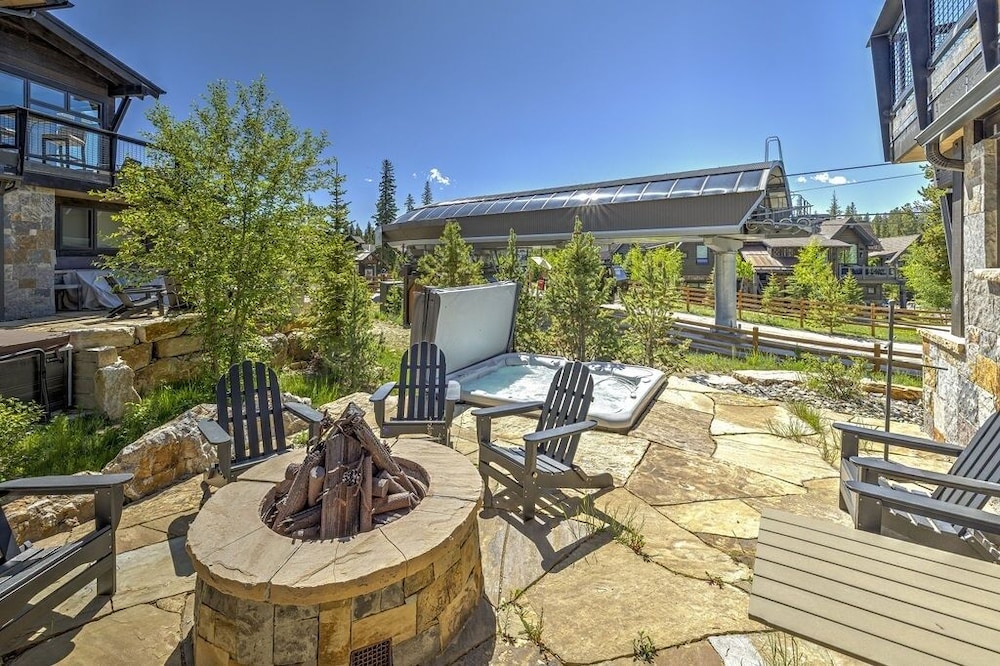 Falcon Haus 4 Bedroom Townhouse by RedAwning