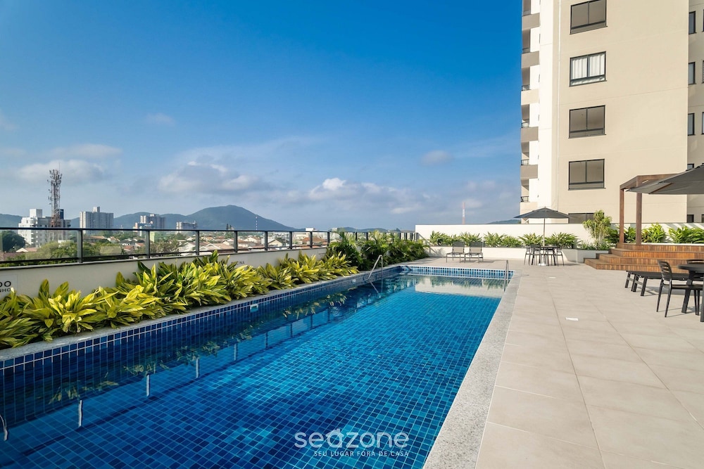 Estadia completa com piscina a 400m da Praia da Armação \- SKL