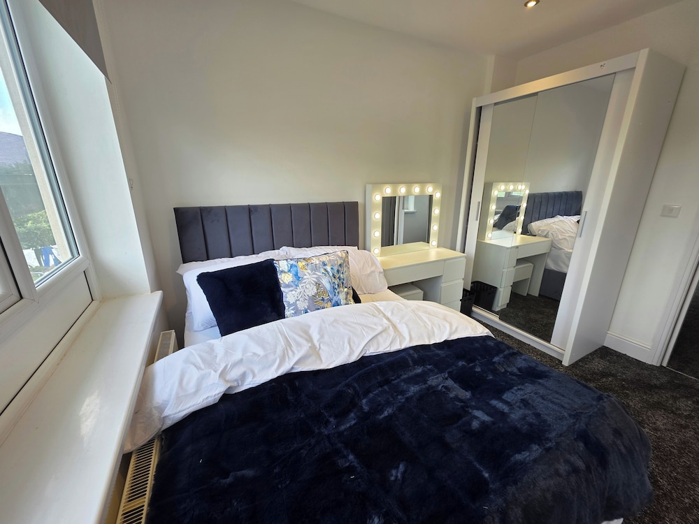 5 Beds, 7 Guests, Private Garden, Free Parking