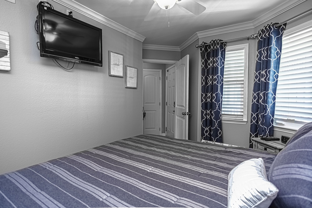 Seascape 1215 Studio Bedroom Condo by RedAwning