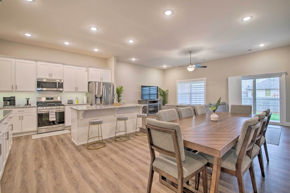 Charming Ozark Abode w/ Yard & Pool Access