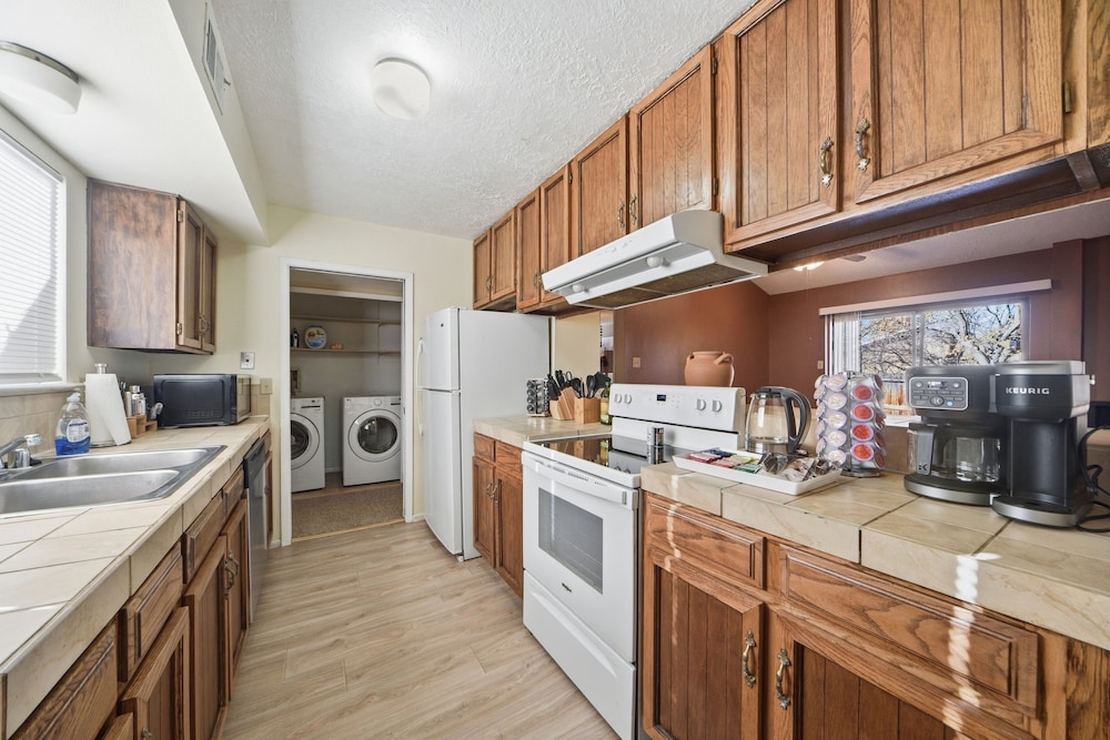 Albuquerque Escape Hot Tub + Atrium 4 Bedroom Home