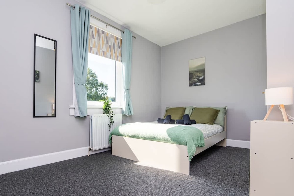 3 Bedroom Flat - Free Parking
