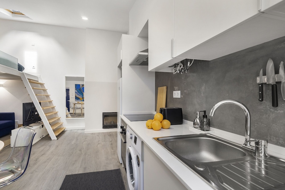 Urban Escape: 1-Br W/Mezzanine Near Campo Ourique