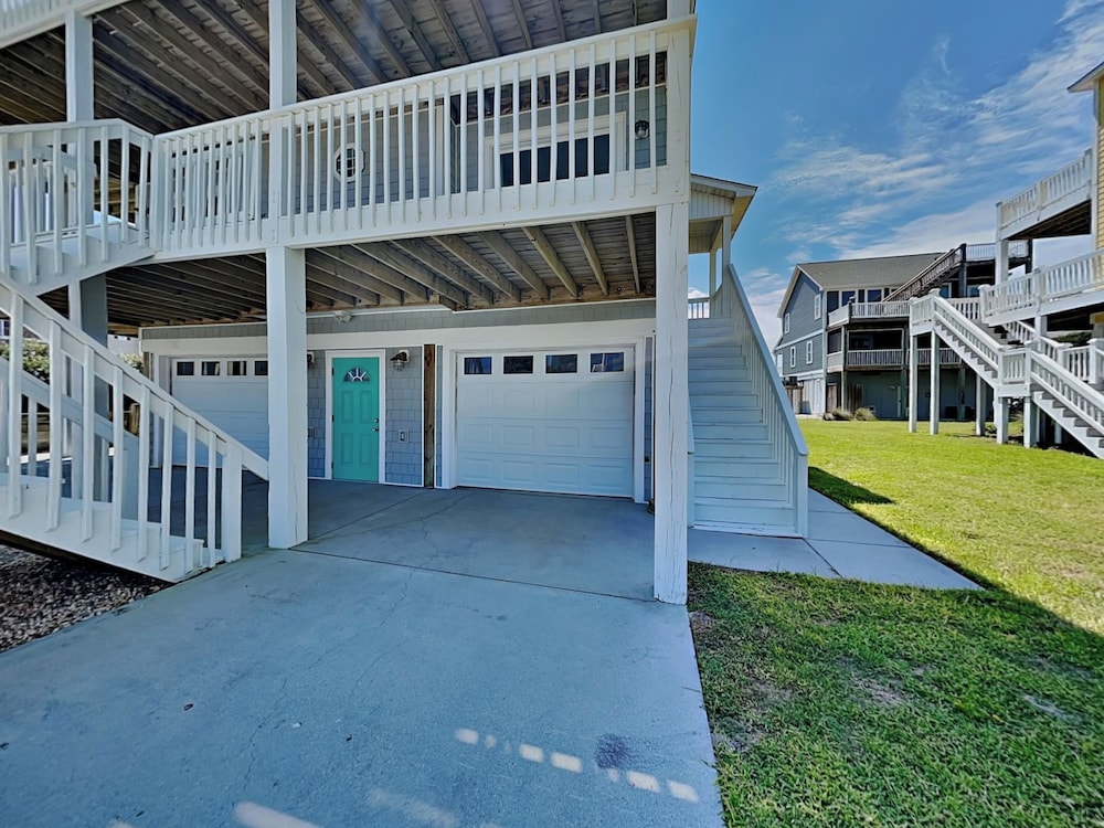 Salty Seahorse by Topsail Realty