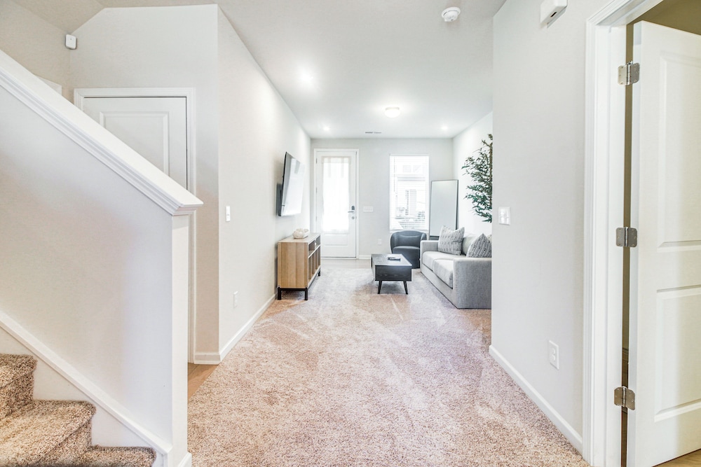 7 Mi to Uptown: Townhouse w/ Patio in Charlotte!