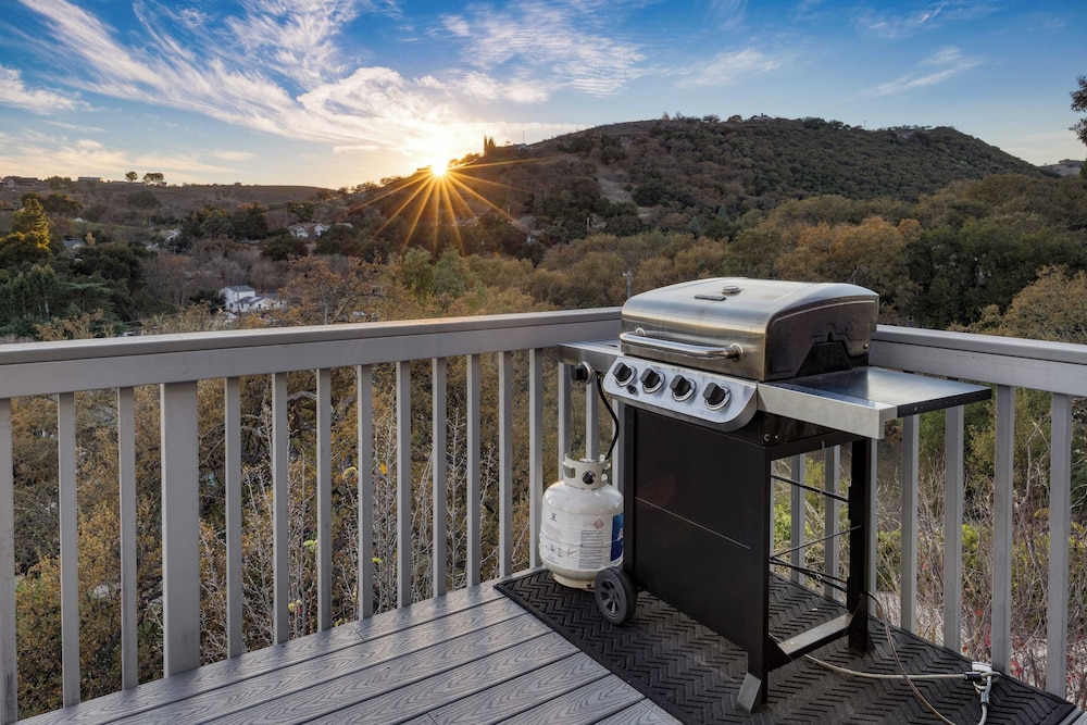 Terrace Hill Modern Paso Robles Escape Near Wineries, Dining, and Hot Springs
