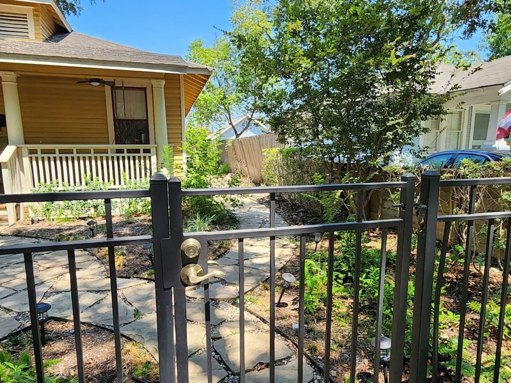 Cute Quiet Garage Apt Home
